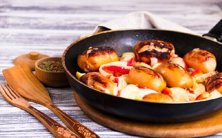 Kiełbasa smażona z jabłkami i cebulą
