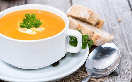 Zupa dyniowo-pomarańczowa: idealna na przyjęcie i nie tylko!