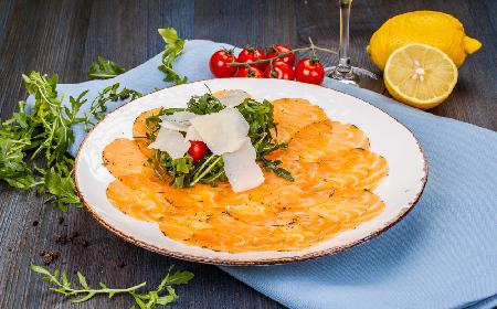 Carpaccio z łososia - przepis na wykwintną przystawkę