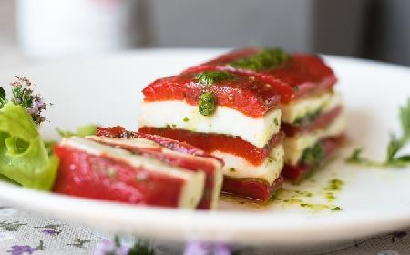 Tort paprykowy z kozim twarogiem - przepis na wytrawny tort