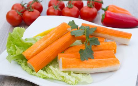 Pierwszorzędna sałatka z paluszków surimi w majonezie: palce lizać!