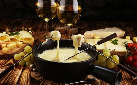 Przepis na imprezowy hit - serowe fondue z wiśniówką