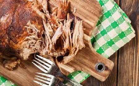 Domowy pulled pork: szarpana wieprzowina wolno pieczona