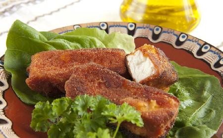 Panierowany ser feta - znakomita przekąska kuchni bałkańskiej
