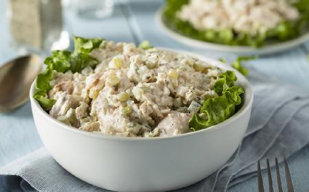 Sałatka z kurczaka z pieczarkami i ogórkiem