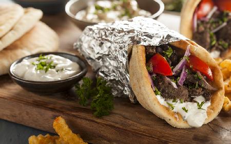 Domowy gyros z mięsa mielonego: łatwy przepis na soczystą pieczeń wołową
