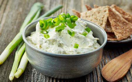 Sos z dymką i z anchois - znakomity dip do świeżych warzyw