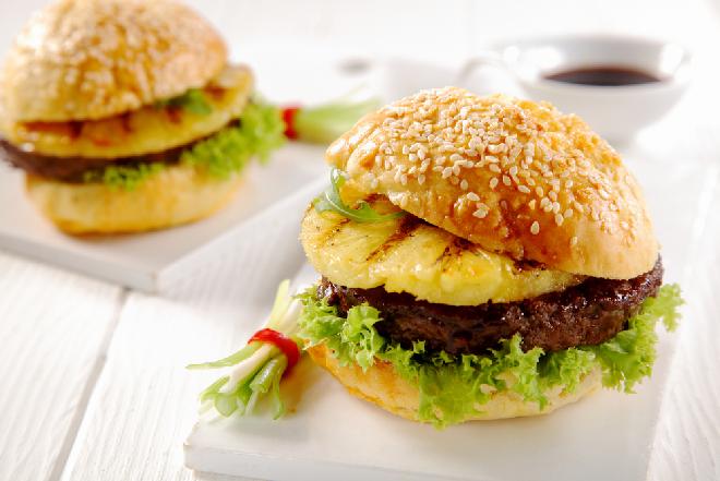 Burger wołowy z ananasem z grilla