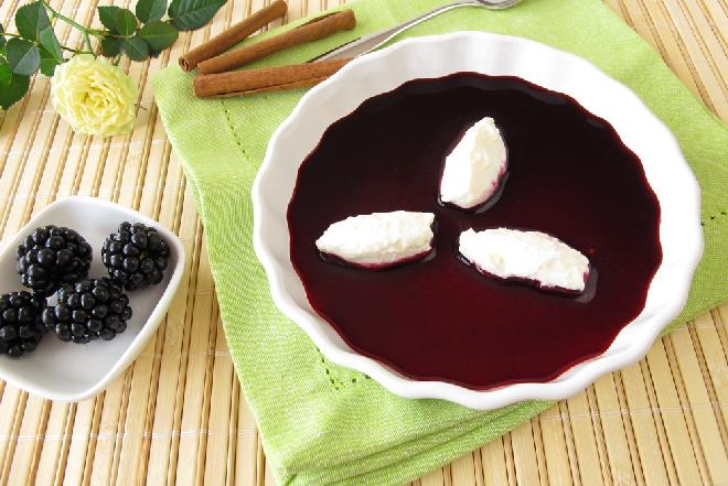 Fantastyczna zupa jeżynowa z nutą cynamonu