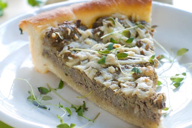 Tarta z mięsnym nadzieniem pod serową posypką - doskonała jako dodatek do barszczu!
