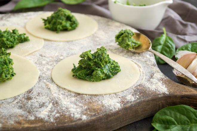 Pierożki ze szpinakiem i serkiem topionym