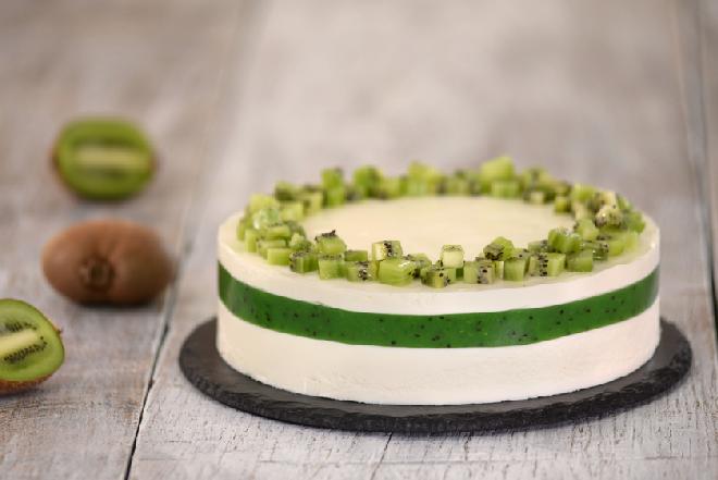 Zachwycający sernik z kiwi - przepis efektowne ciasto na zimno
