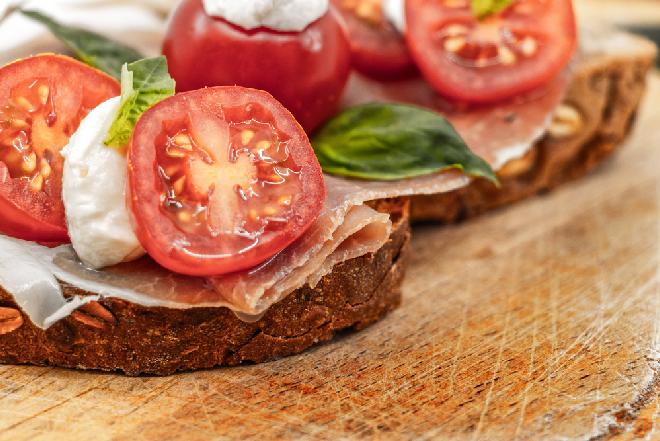 Kanapka z mozzarellą i szynką - smaczna i pożywna przekąska