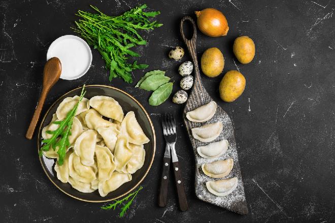 Delikatne pierogi z ziemniakami, serkiem topionym i cebulą - niedrogo i pysznie