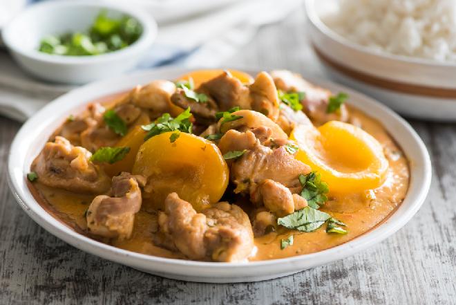 Pierś kurczaka z brzoskwiniami i curry: łatwy przepis na potrawkę drobiową
