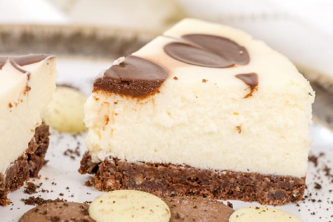 Łaciaty sernik ze spodem brownie - efektowny i pyszny